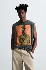 Camiseta sin mangas gris oscuro de corte holgado, con cuello redondo y estampado frontal de un hombre con sombrero y camisa floreada. Diseño de la colaboración especial Zara x Otis Kwame Kye Quaicoe.