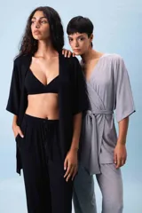 Conjunto de pijama color negro compuesto por una camisa estilo kimono y pantalones de corte fluido, confeccionado en algodón suave.