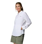 Camisa blanca de manga larga con protección solar UPF 40 y tecnología Omni-Wick. Cuenta con aberturas de ventilación y tratamiento antimicrobiano.
