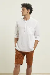 Camisa amarilla de lino con cuello mao y manga larga.