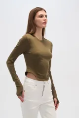 Top negro de manga larga, al cuerpo y cuello a la base.