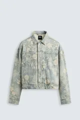 Cazadora cropped fit confeccionada en denim de algodón con estampado floral. Tiene cuello solapa, manga larga con puño abotonado, bolsillos de vivo en el pecho, efecto lavado y cierre frontal de botonadura oculta por solapa.