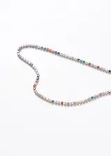 Gargantilla plateada con strass multicolor.