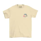 Remera blanca con estampado de un dinosaurio sobre una patineta y la frase "Old But Wild".