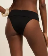 Bombacha de bikini negra de microfibra texturizada, corte canesú largo y laterales anchos.