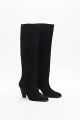 Bota de caña alta de gamuza color negro, con taco cónico.