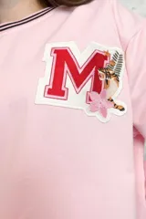 Buzo color rosa con bordado de letra y diseño de tigre, confeccionado en mezcla de algodón y poliéster.