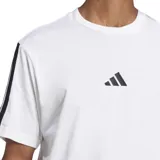 Remera blanca de corte clásico con mangas cortas y cuello redondo. Presenta el logo de Adidas bordado en el pecho y las tres tiras negras características de la marca en los hombros.