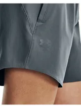 Short deportivo gris con cintura elástica y bolsillos laterales.