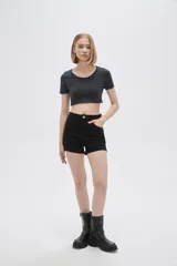 Top cropped negro de poliamida con cuello redondo y mangas cortas. Diseño ajustado al cuerpo.