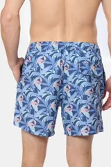 Short de baño celeste con estampado de hojas blancas, cintura elástica con cordón ajustable, dos bolsillos laterales y suspensor de malla fina.