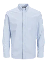 Camisa de vestir a rayas verticales celestes y blancas, de manga larga y cuello abotonado. Cierre con botones y corte slim fit.