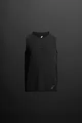 Musculosa deportiva negra de tejido elástico compresivo con cuello redondo y sisa ancha.