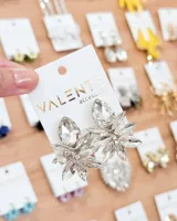 Aros colgantes con forma de flor, con piedras brillantes transparentes.