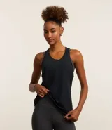 Musculosa deportiva de microfibra color ladrillo, con espalda tipo nadador, escote redondo y perforaciones en toda la prenda.