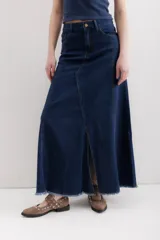 Falda larga de jean celeste, con corte sirena y abertura frontal.