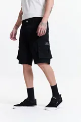 Bermuda cargo color marrón claro, con bolsillos laterales y traseros con solapa.