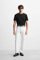 Camiseta slim fit de cuello redondo y manga corta, confeccionada en tejido de algodón con elasticidad.