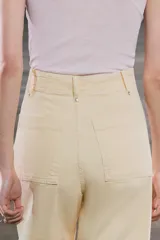 Camiseta de algodón color blanco, de corte slim fit, cuello redondo y manga corta.