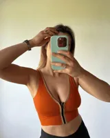 Top corto color ladrillo, con breteles gruesos, cierre frontal y push-up removible.