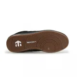 Zapatilla deportiva de estilo urbano, con parte superior blanca y detalles en azul marino y rojo.