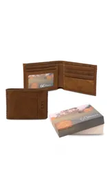 Billetera marrón de cuero con triple pespunte. Interior con doble compartimento para billetes, visor, tarjeteros y bolsillos.