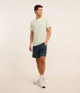 Bermuda deportiva azul marino de poliéster con elastano, con cintura elástica ajustable con cordón, bolsillos laterales con cierre y estampado localizado.