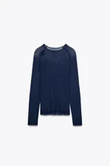 Top azul marino de punto fino semitransparente, con cuello redondo y mangas largas.