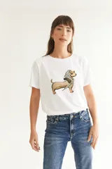 Remera blanca de algodón con estampado de un perro salchicha con pañuelo animal print y gafas de sol.