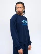 Buzo gris melange de felpa sin frisa, con cuello redondo y logo de Umbro bordado en azul marino en el pecho.