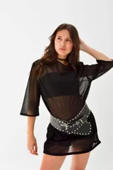 Vestido remerón negro de mangas cortas y corte holgado.