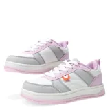 Zapatillas deportivas acordonadas de diseño moderno, combinando tonos lila, blanco y gris.