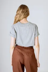 Remera color verde oliva de algodón orgánico, manga corta y cuello redondo.