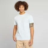 Remera celeste de corte clásico, con cuello redondo y mangas cortas.