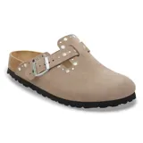 Zueco Boston de cuero color taupe con plantilla anatómica de corcho y látex, suela de goma EVA y hebilla metálica ajustable.