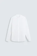 Camisa de algodón blanco con efecto arrugado, cuello mao (tira) y manga larga con puño abotonado. Presenta un corte relajado (relaxed fit) y cierre frontal de botonadura.