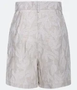 Bermuda corta color beige con estampado floral bordado, de corte sastrero, con bolsillos frontales, cierre por cremallera y botón de presión.