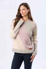 Buzo tejido de manga larga con cuello redondo, diseño a rayas horizontales en tonos beige, rosa y gris.