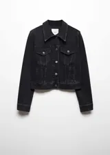 Chaqueta de jean negra con cuello de solapa, cierre frontal con botones, bolsillos laterales y bolsillos de parche con solapa abotonada en el pecho.