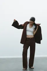 Camiseta negra de corte ajustado (slim fit) con escote pico pronunciado y manga sisa.