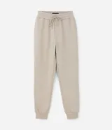 Pantalón jogger color amarillo claro, con cintura elástica y cordón de ajuste. Confeccionado en algodón con forro de polar.