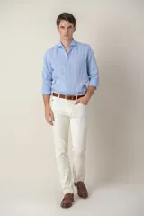 Pantalón de lino color crudo, corte recto, con cinco bolsillos y cierre frontal con botón y cremallera.