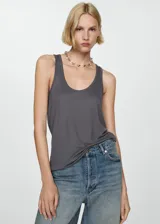 Musculosa negra de tirantes finos y escote redondo.