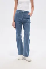 Pantalón de jean azul con rayas verticales, corte recto y tiro alto.
