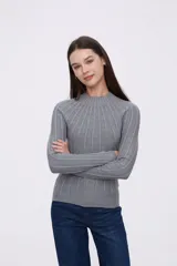 Polera gris de viscosa con cuello alto y diseño de canalé vertical.