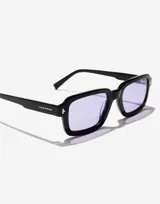 Gafas de sol unisex Hawkers Point, con montura rectangular negra y lentes color lavanda.