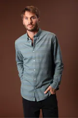 Camisa celeste con rayas horizontales en tonos beige y gris, de corte clásico, manga larga y cuello abotonado.