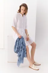 Vestido blanco de lino con cuello mao, manga corta y corte evasé.