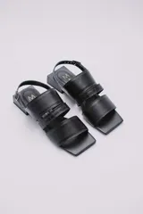 Sandalias bajas color crema con tres tiras en la capellada, una de ellas con textura tipo piel de cocodrilo. Pulsera con hebilla para ajustar al tobillo y taco cuadrado color negro.