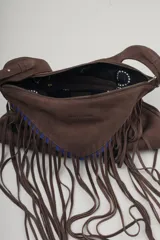 Cartera bandolera de cuero marrón con flecos largos y correa ajustable.